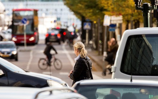 kvinna i trafiken